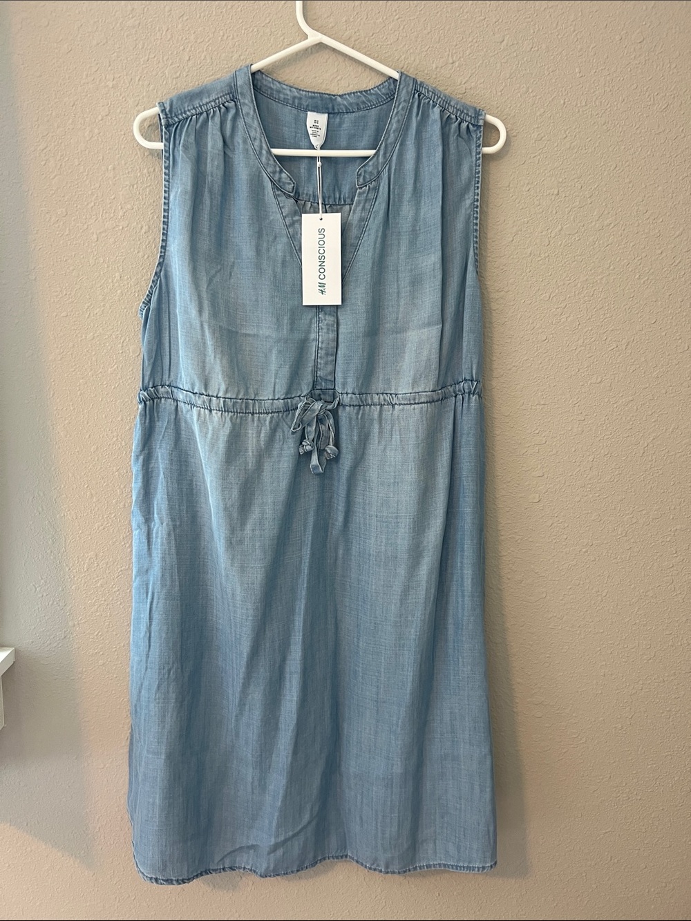 H & M Light Wash Chambray Sleeveless Tie-Waist Maternity Dress w pockets size M